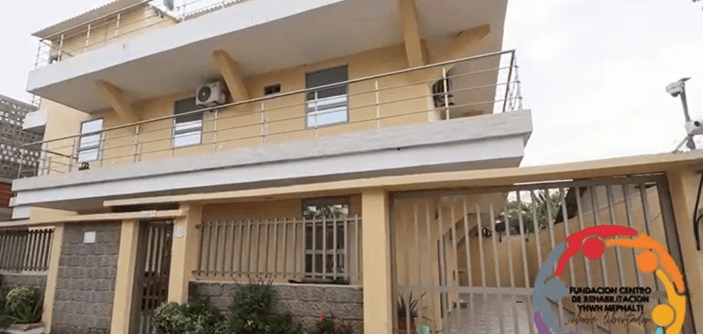Fachada principal de las instalaciones de la Fundación YHWH MEPHALTI en el Atlántico